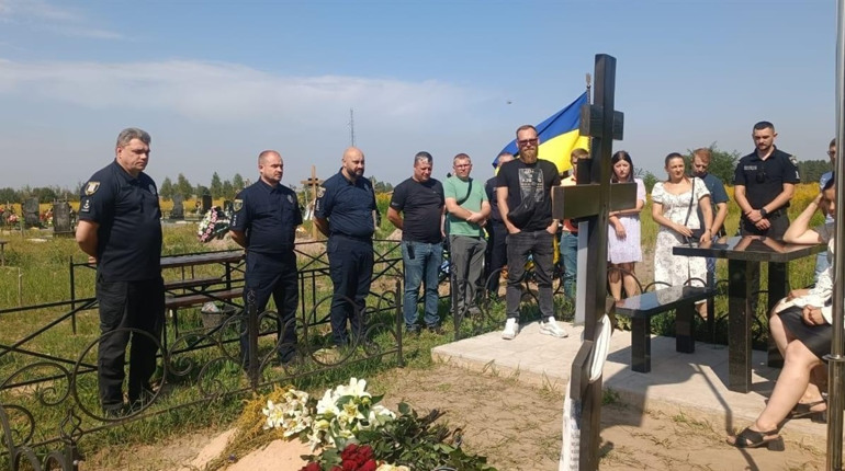 Поліцейські Шосткинського району вшанували пам’ять загиблого колеги Руслана Фараонова