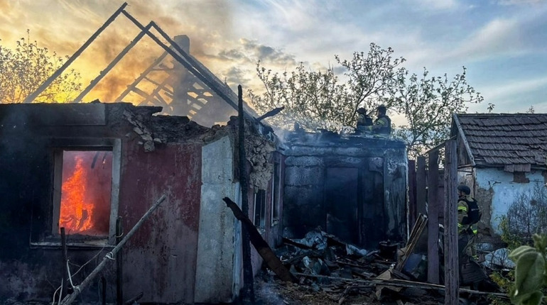 На Херсонщині російські терористи атакували житлові будинки та критичну інфраструктуру