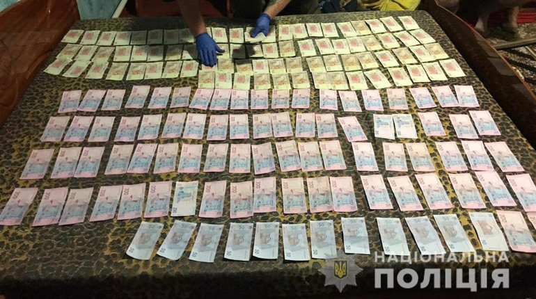 Поліція розповіла, скільки сотень тисяч в місяць заробляли наркоторговці, яких зловили у Скадовську