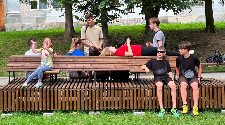 Для відпочинку та спілкування: у Дрогобичі встановили вуличні меблі у трьох громадських просторах