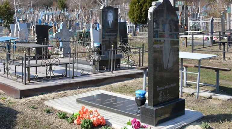 Жителям Сватівщини радять не відвідувати кладовища на Проводи. На коли перенесли поминальні дні