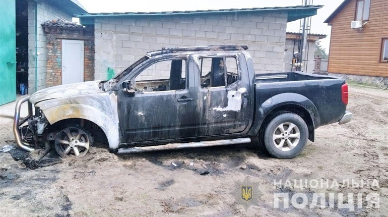 На Сарненщині спалили позашляховик представника компанії, що легально видобуває бурштин