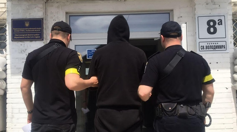 Розбійний напад серед білого дня. Підозрюваному загрожує до п'ятнадцяти років тюрми