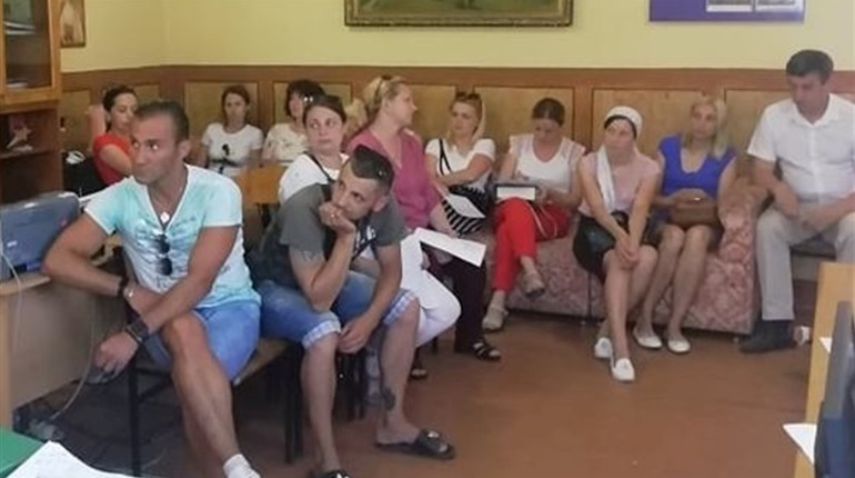 «Під ніж» ідуть усі працівники закладів позашкільної освіти Рахова