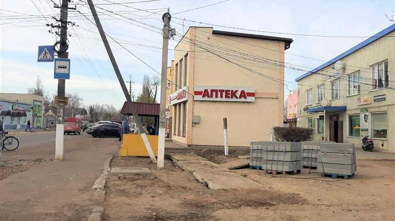 Демонтаж зупинок, тротуари, острів з плитки на дорозі: що насправді відбувається в центрі Біляївки