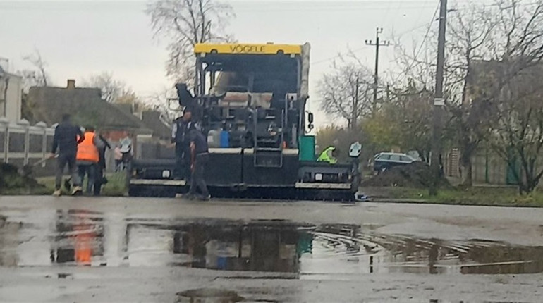У Краснограді укладали асфальт в дощ: хто відповідатиме за пошкодження полотна