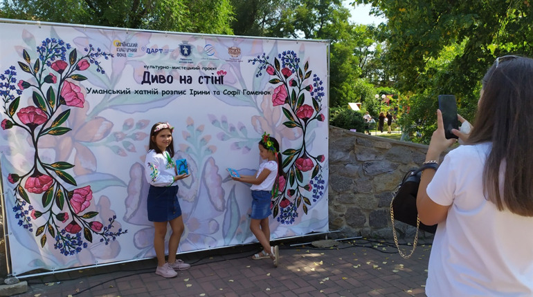 «Диво на стіні» — в Умані популяризують творчий доробок відомих художниць Ірини і Софії Гоменюк