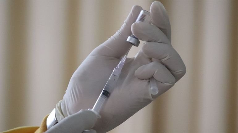 Вчителі у переліку: в МОЗ назвали професії, для яких вакцинація від Covid-19 є обов’язковою