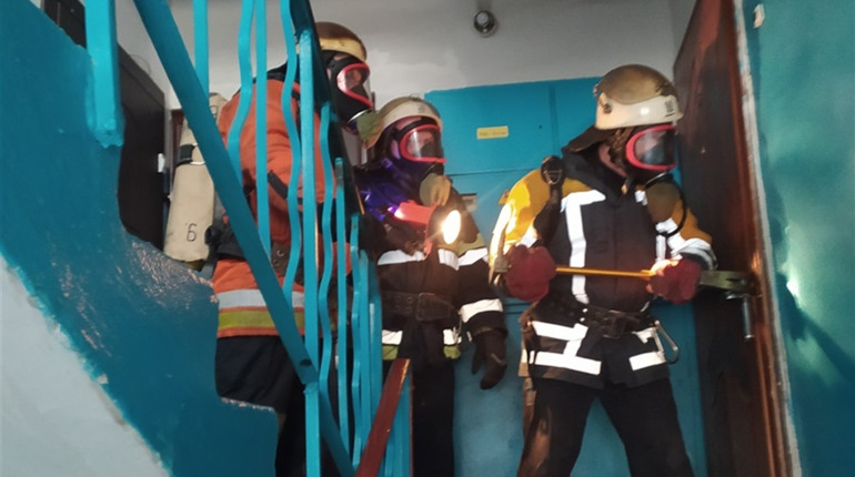 У Новограді рятувальники врятували від вогню жінку та 6-річну дитину