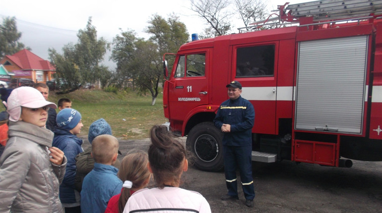 Володимирецькі рятувальники провели для учнів екскурсію пожежною частиною