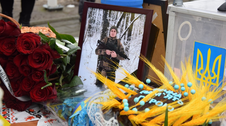 "Сину мій, голубчику, не покидай мене!.." Нетішин попрощався з 22-річним Героєм Назаром Ковальчуком