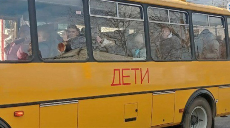 Дітей з Нової Каховки відправили до Москви на «кремлівську ялинку»