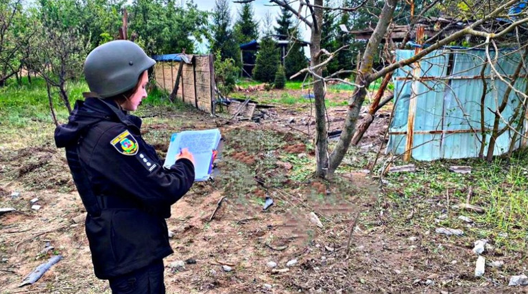 Унаслідок ранкової атаки 15 травня на Київщині горів будинок, уламки влучили в оселі