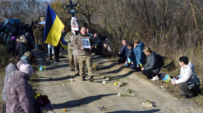Рідне село стало на коліна. У Баничах попрощалися з 22-річним Героєм Юрієм Мартиненком