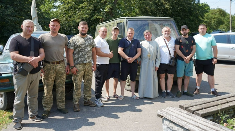 Авто на передову: спільний внесок родини з Лісоводів та волонтерів із Сатанова