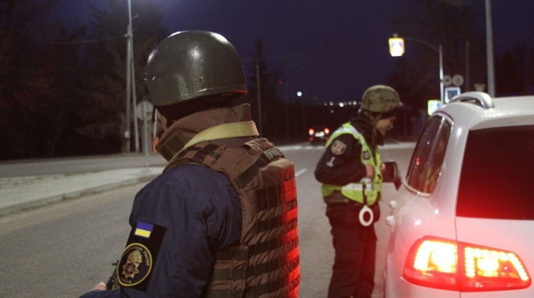 На Рівненщині поліцейські затримують порушників комендантської години