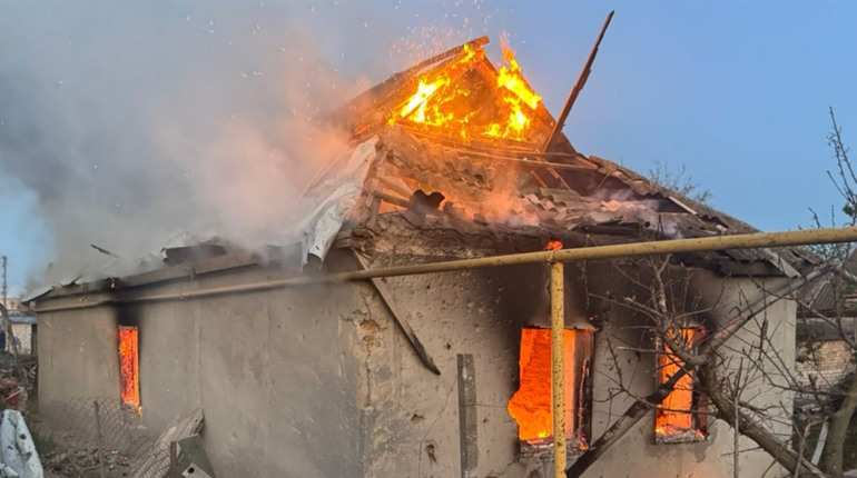 На Херсонщині окупанти атакували будинки, автівки, критичну та соціальну інфраструктуру