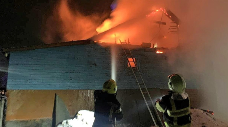 У селі Сошники вогнеборці врятували від вогню будинок