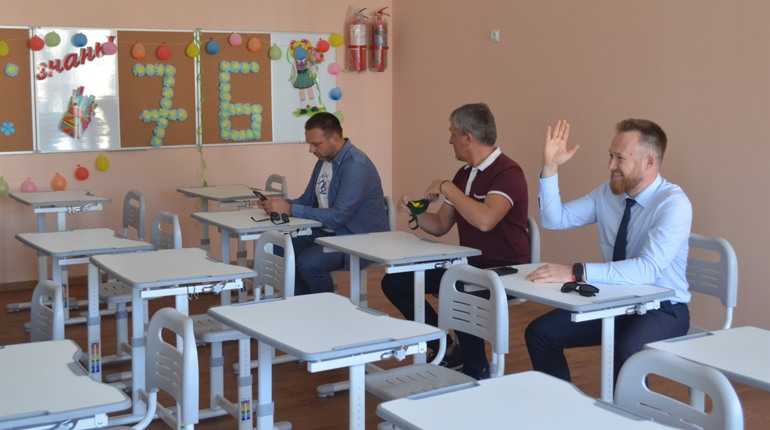 До Біляївки приїжджали народні депутати України. Подивилися на школу №2 та пообіцяли допомагати далі