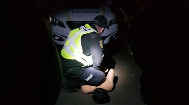 У Бориславі чоловік побив 6 автомобілів: його забрали у психіатричну лікарню