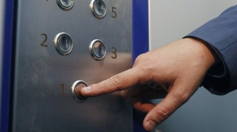 В Херсоні зупинились ліфти у кількох багатоповерхівках: чому так сталось і як вирішать проблему