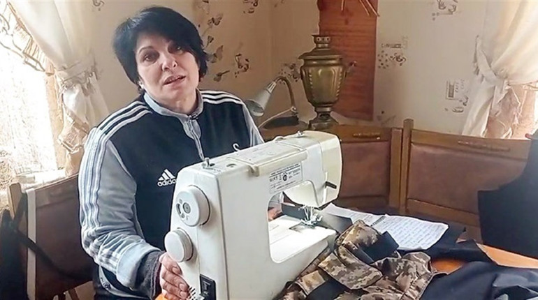 Кримчанка, яка нині живе в Кагарлику, шиє розвантажувальні жилети для наших воїнів