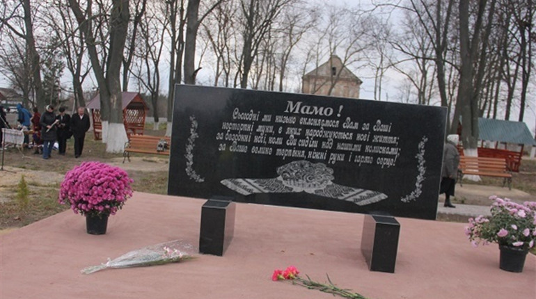 На місці, де колись стояв пам'ятник Леніну, встановили стелу матерям