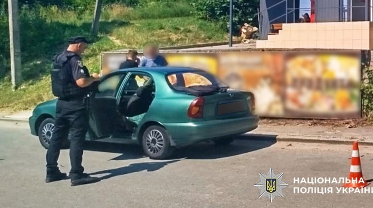 Під час перевірки документів у Городку чоловік напав на поліцейського