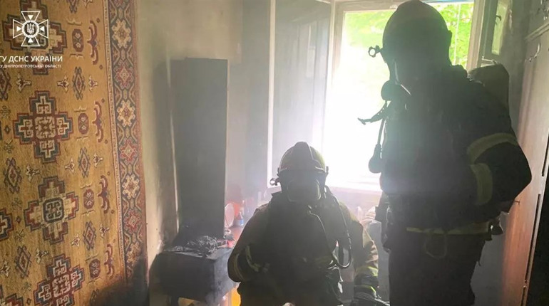 У Жовтих Водах з палаючої квартири врятували двох пенсіонерів