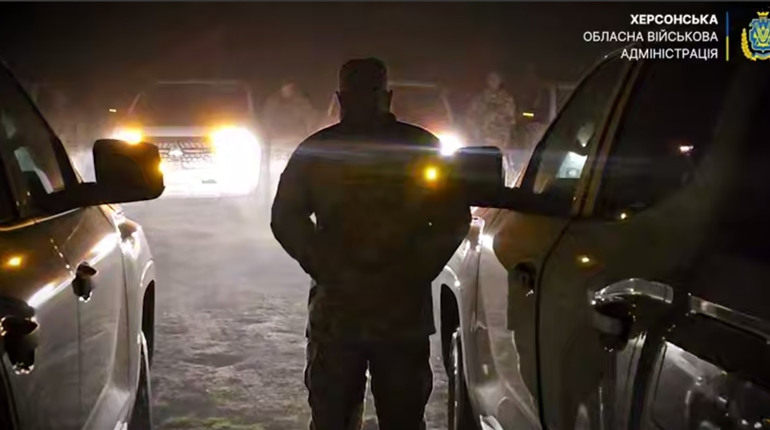 Громади Херсонщини передали підрозділам морської піхоті, які боронять область 38 автівок