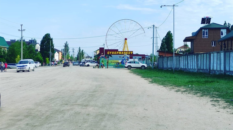 На Арабатці майже добудували колесо огляду: показуємо фото майбутнього атракціону