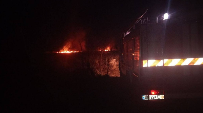 Поліцейський офіцер громади виявив пожежу у Ворожбі, яка наближалася до житлових будинків