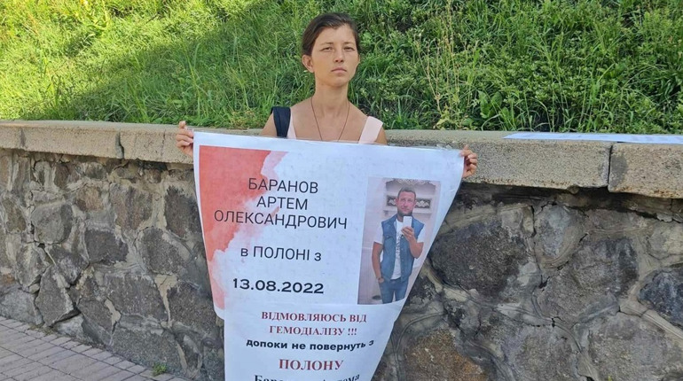 Жителька Нової Каховки в одиночному пікеті під Кабміном