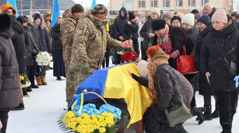 У Сарнах попрощалися з військовим Петром Дячком