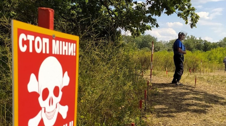 Водій трактора причіпом наїхав на міну, проігнорувавши попередження