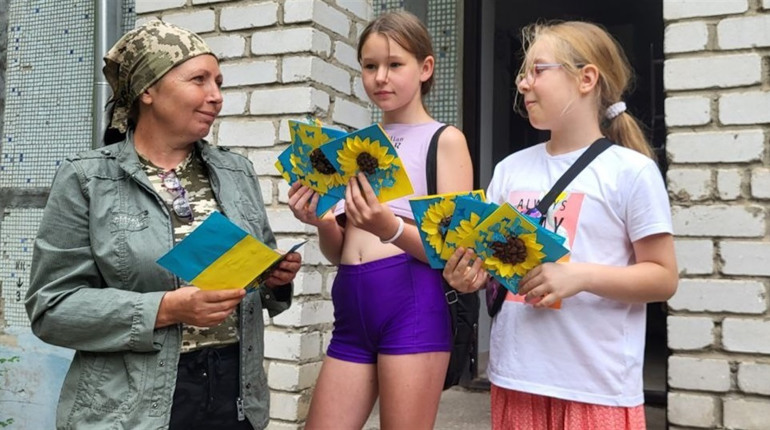Щоб їм стало тепло на душі: діти з Южноукраїнська передали захисникам листівки з побажаннями