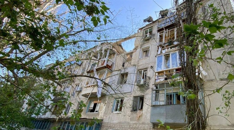Загарбники скинули два КАБи на Херсон – у багатоповерхівці зруйновані верхні поверхи