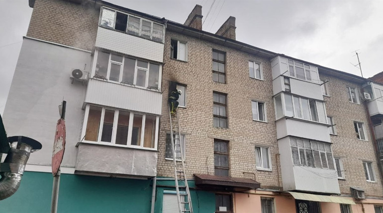 У Глухові внаслідок пожежі в центрі міста загинула жінка. Що говорять очевидці (ВІДЕО)