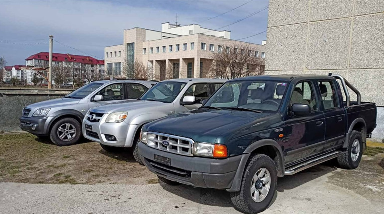 Пікапи, навантажувачі, буси: Нетішинська громада продовжує підтримувати наших захисників