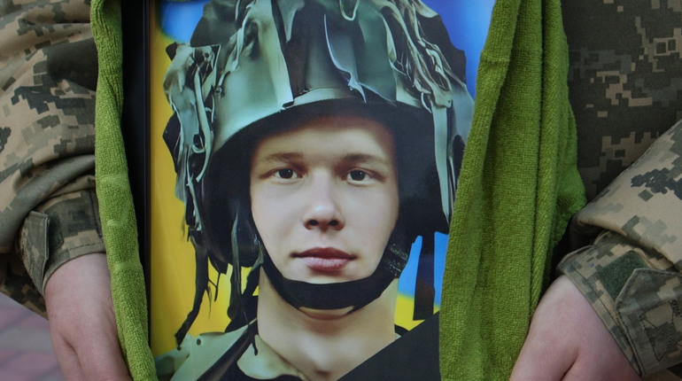 Тепер йому назавжди 19: в Южноукраїнську попрощалися із загиблим воїном Сергієм Рудьєвим