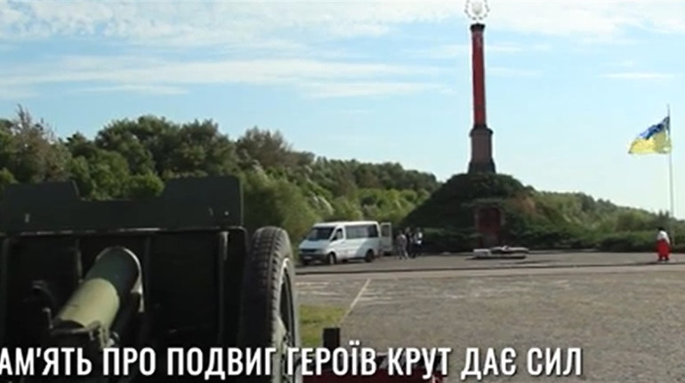 Через 100 років за героїв помстилися ЗСУ: у Крутах відзначили День прапора України