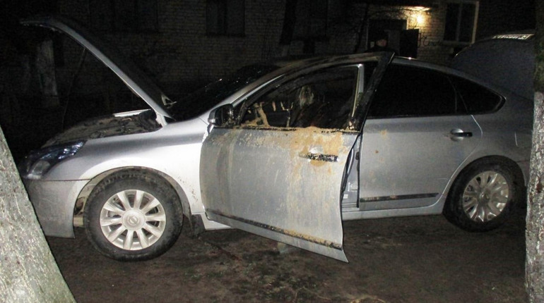 У селищі на Сарненщині підпалили авто