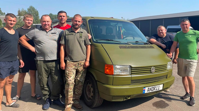 Володимирчанину-морпіху подарували мікроавтобус, повен гостинців. Гуртом ворога бити легше!