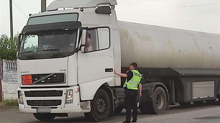 Поліція закликає водіїв вантажівок призупинити рух дорогами загального користування у спеку