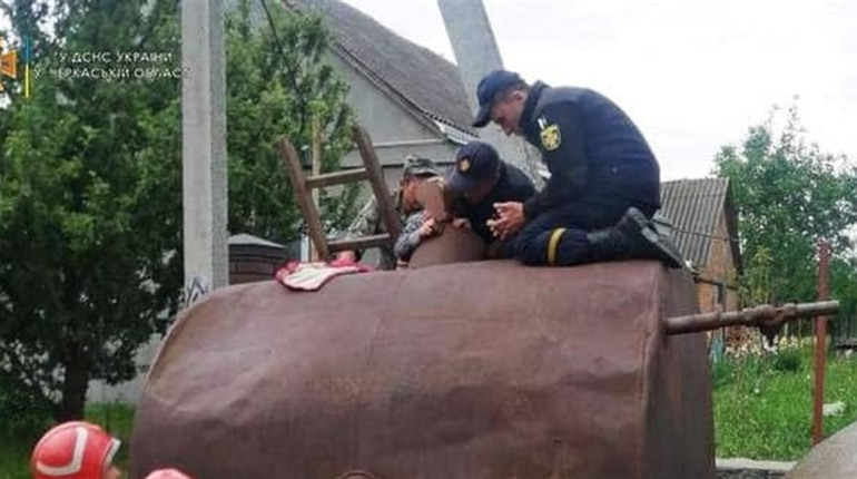На Уманщині рятувальники витягли дівчинку з металевої бочки