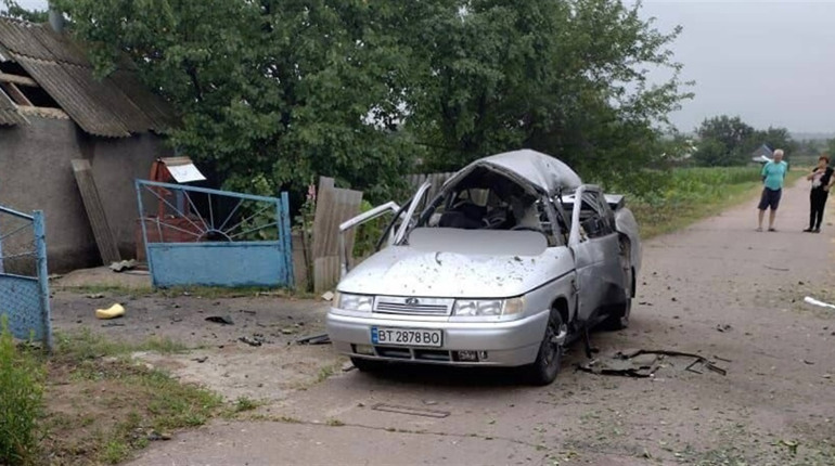На Херсонщині російські терористи поцілили у житлові квартали та автівки, критичну інфраструктуру