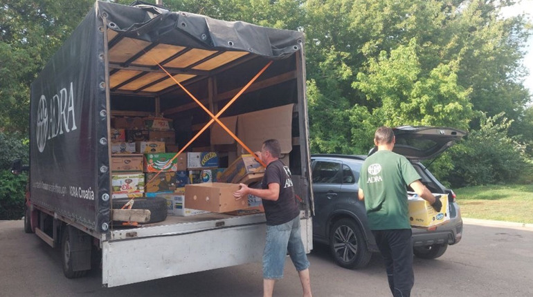 Життя продовжується: попри обстріли Петропавлівська громада знову з хлібом