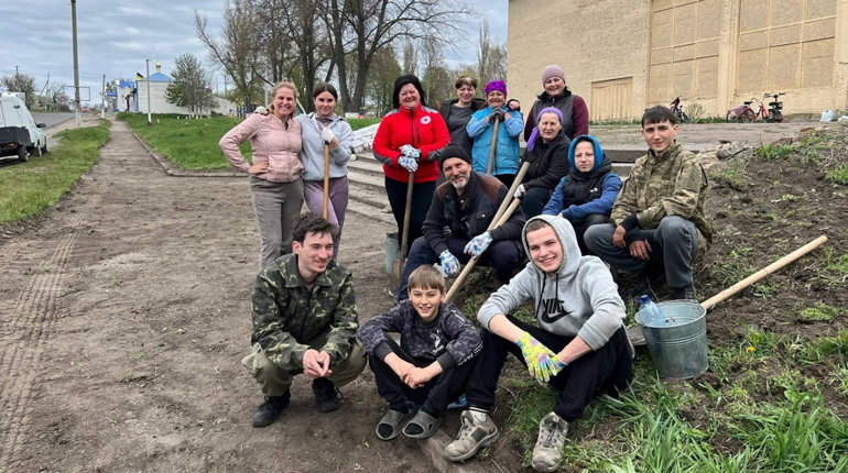 Два причепи землі і мрія, що стала реальністю: як у Цибулевому відновили старий тротуар