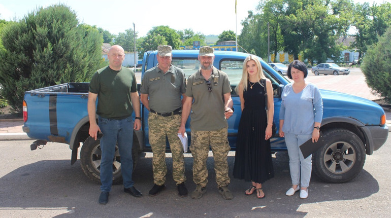 В Іванівці передали захисникам на фронт автомобіль