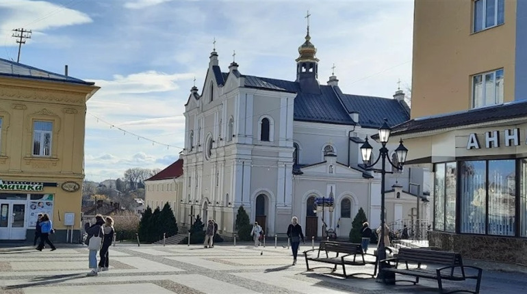 Розклад святкових богослужінь у церквах Дрогобича на Вербну неділю